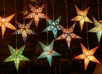 Lichtermarkt mit Laternen