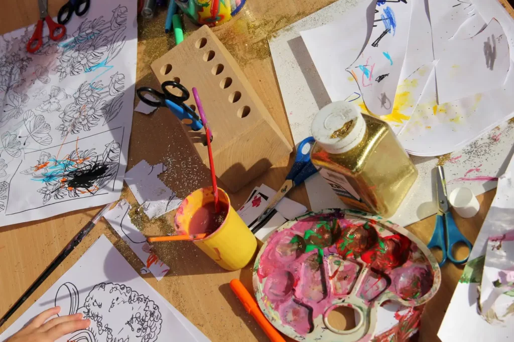 Basteln und Malen beim Sommerfest im Kindergarten Weltentdecker in Jena