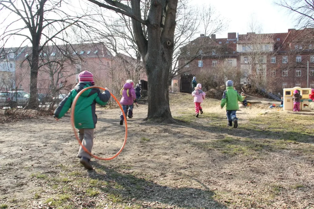 Kinder im Kindergarten Weltentdecker in Jena beim Fangenspiel