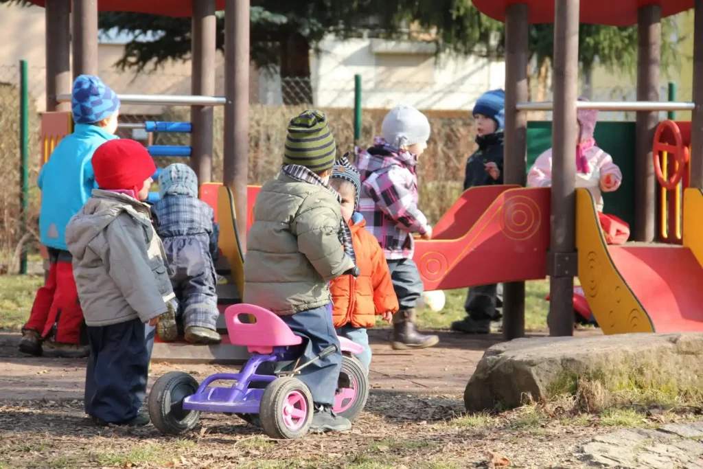 Kinder im Kindergarten Weltentdecker in Jena beim Spielen