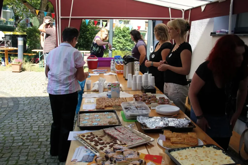 Kuchenbasar im Kindergarten Weltentdecker in Jena im Sommer unter Pavillon