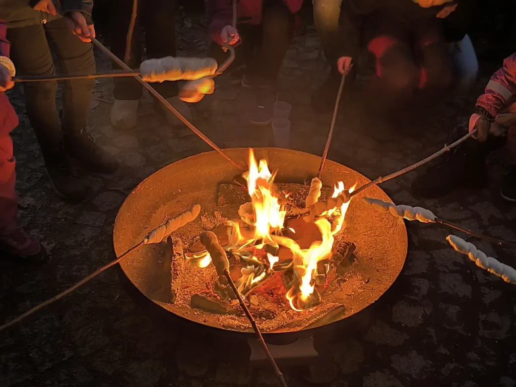 Stockbrot am Lichtermarkt im Kindergarten Weltentdecker in Jena 2025