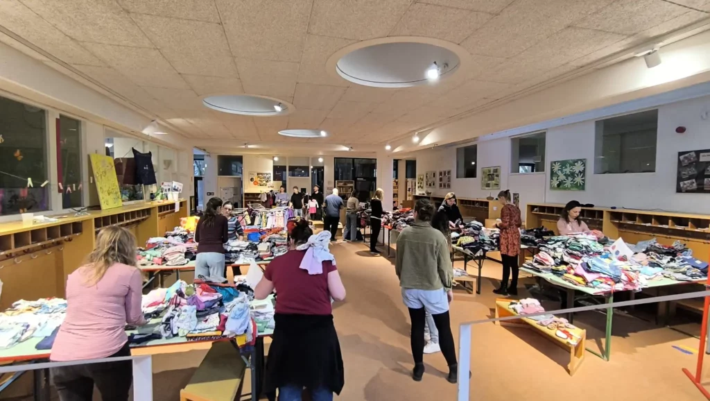 Aufbau in voller Fahrt beim Kleiderbasar im Frühling 2026